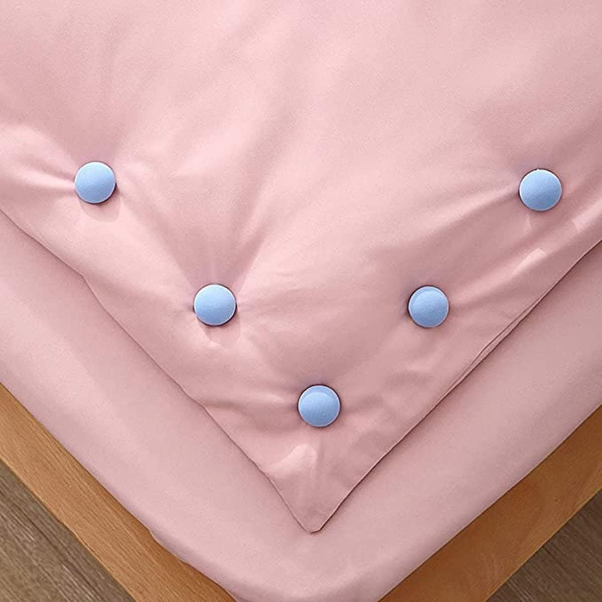 Secure quilt and duvet cover holder preventing slipping