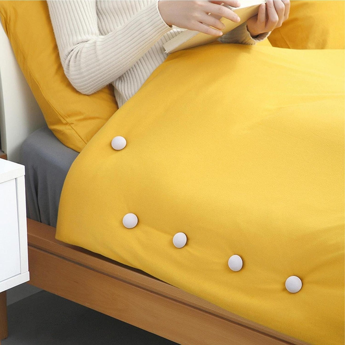 Secure quilt and duvet cover holder preventing slipping